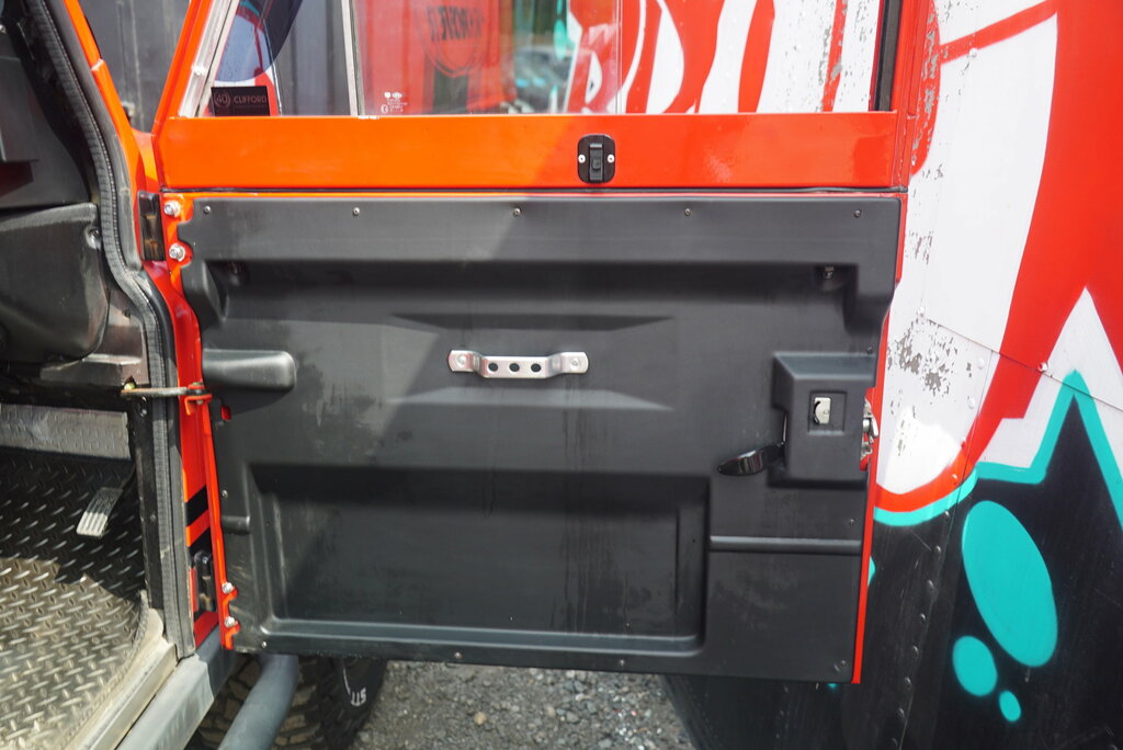 Land Rover Defender 90 County Black #39
