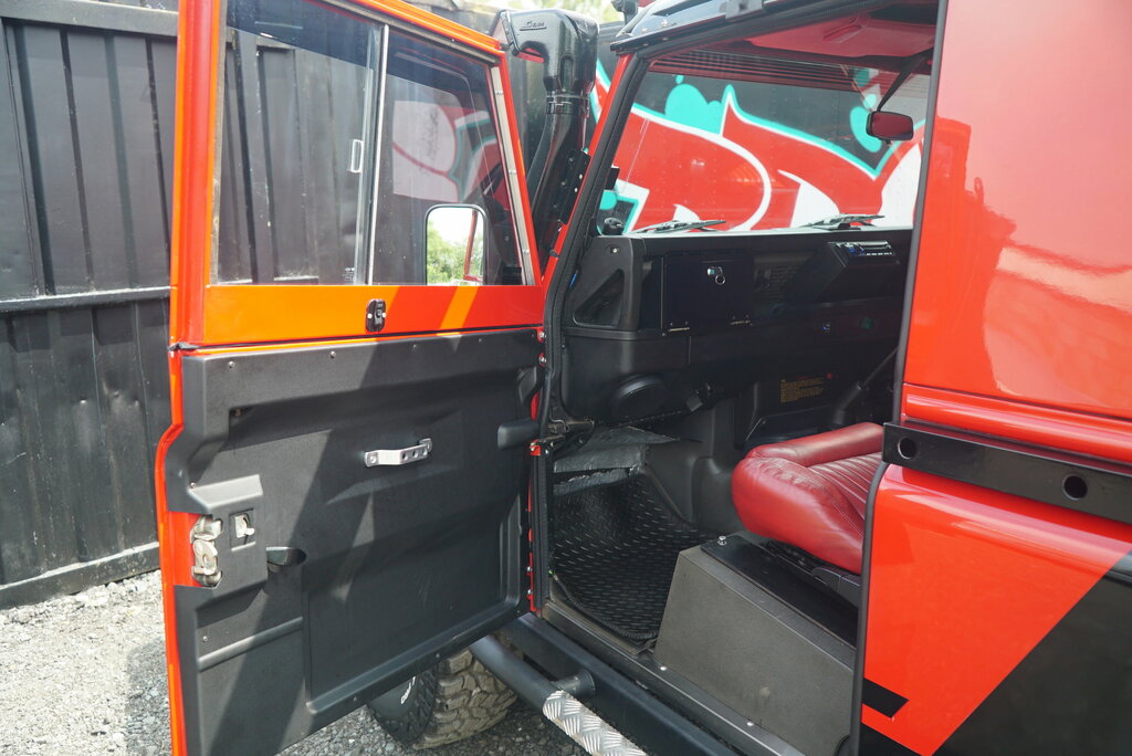 Land Rover Defender 90 County Black #52