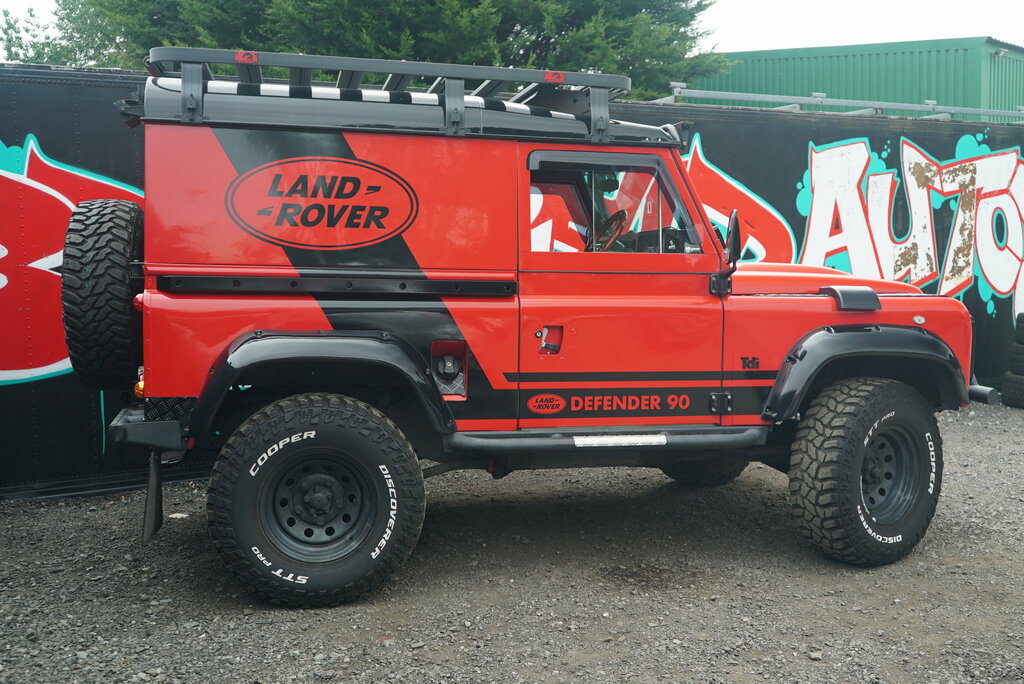 Land Rover Defender 90 County Black #26