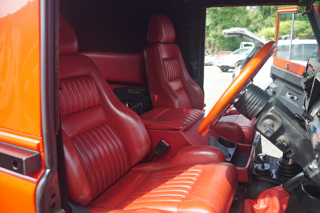 Land Rover Defender 90 County Black #42