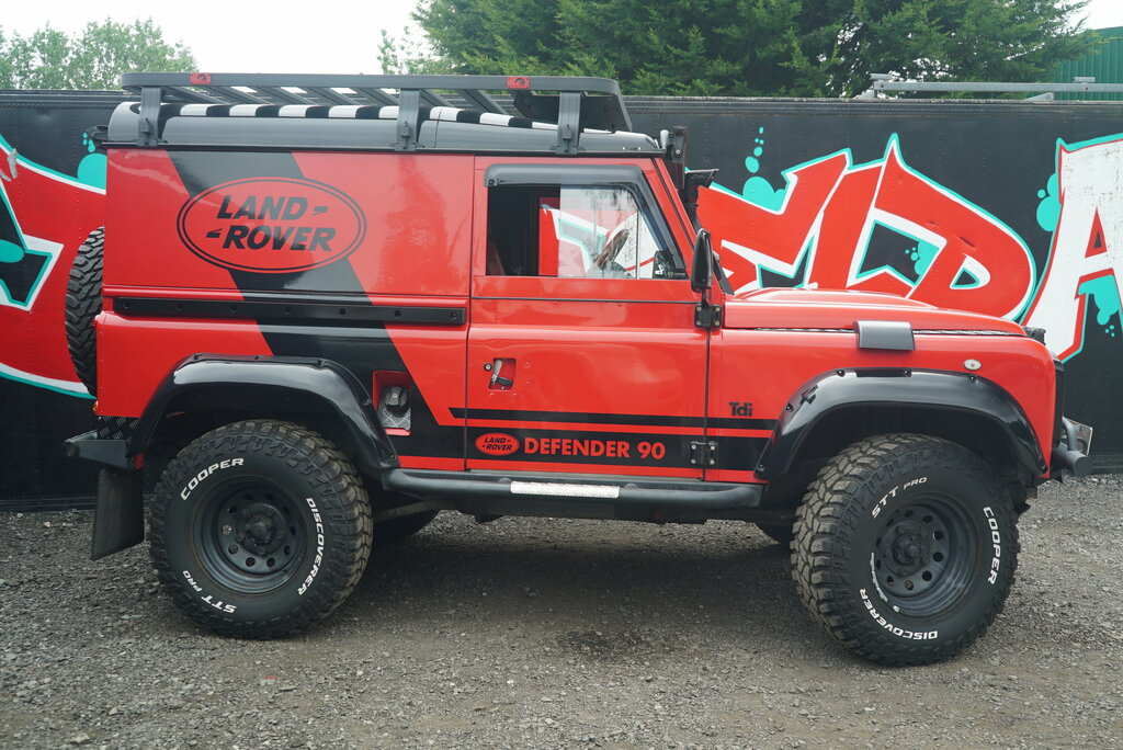 Land Rover Defender 90 County Black #28