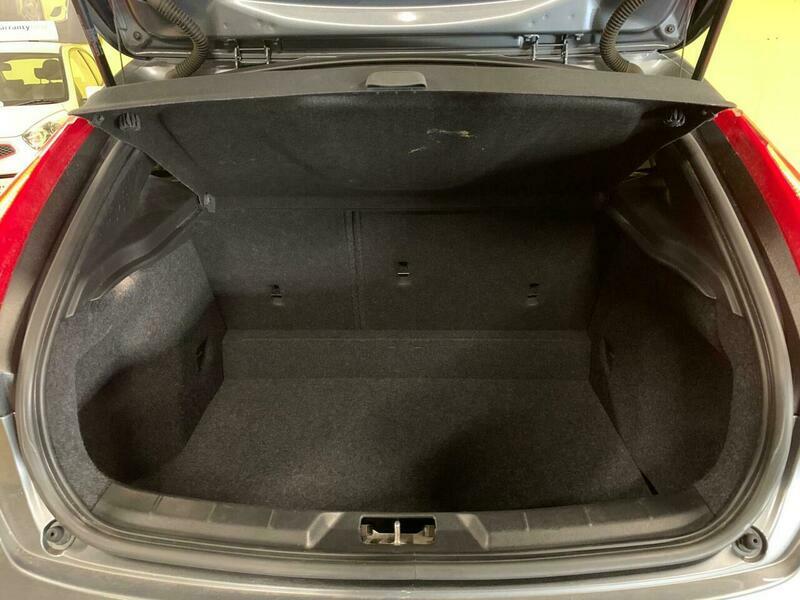 Volvo V40 2.0 T2 R-design Nav Plus 120 Bhp Silver #16