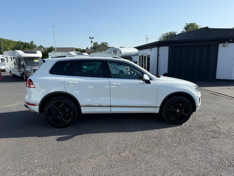 Volkswagen Touareg V6 R-line Plus Tdi Bluemotion Technology 4X4 Sat N BT67JRZ White #3