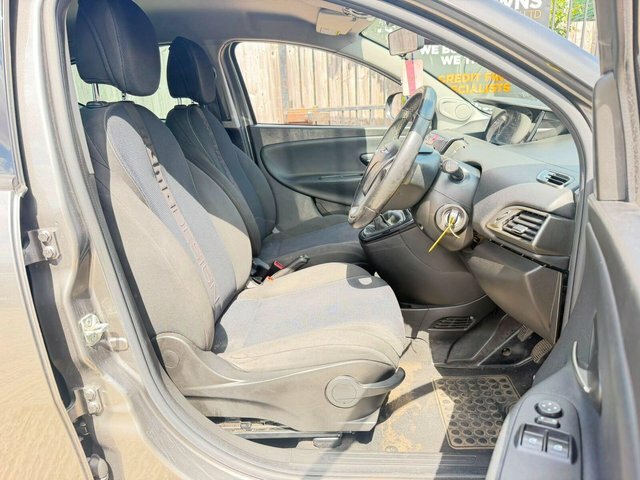Chrysler Ypsilon Se 5-Door, Low Mileage 35 Road Tax White #9