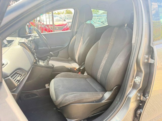 Chrysler Ypsilon Se 5-Door, Low Mileage 35 Road Tax White #13