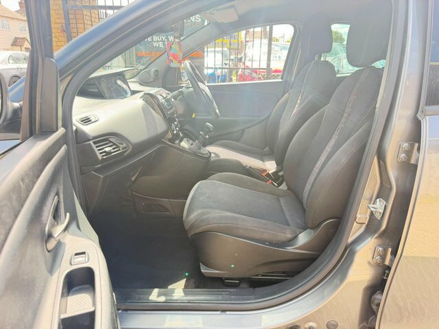 Chrysler Ypsilon Se 5-Door, Low Mileage 35 Road Tax White #12