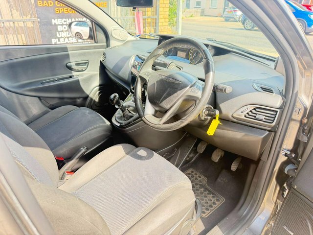 Chrysler Ypsilon Se 5-Door, Low Mileage 35 Road Tax White #11