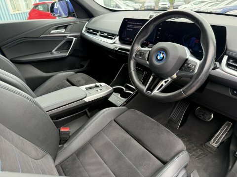 BMW iX1 30 66.5Kwh M Blue #2