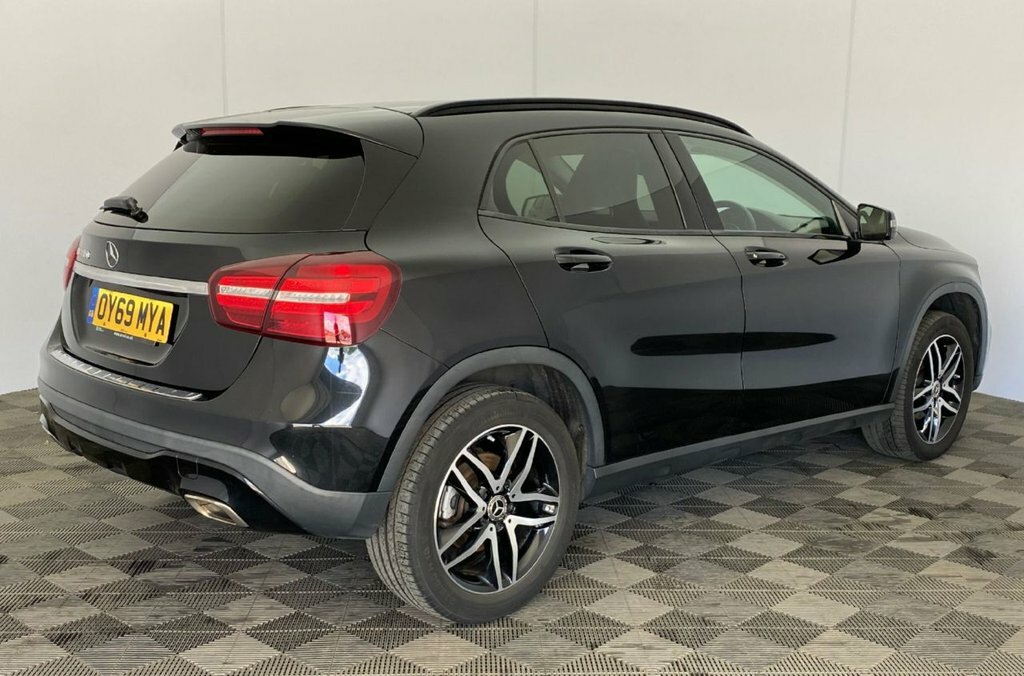 Mercedes-Benz GLA Class 1.6L Urban Edition Black #3