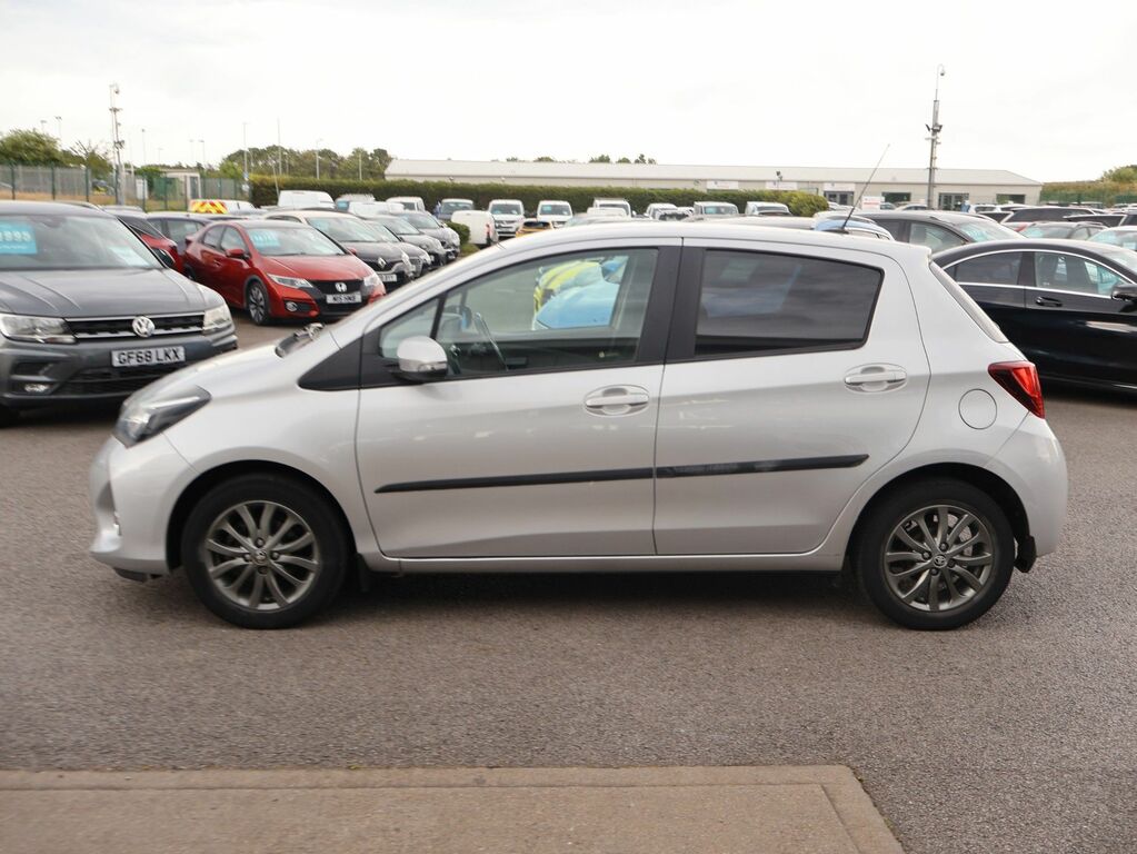 Toyota Yaris 2017 1.33 Dual Vvt-i Icon Hatchback Mul Silver #2