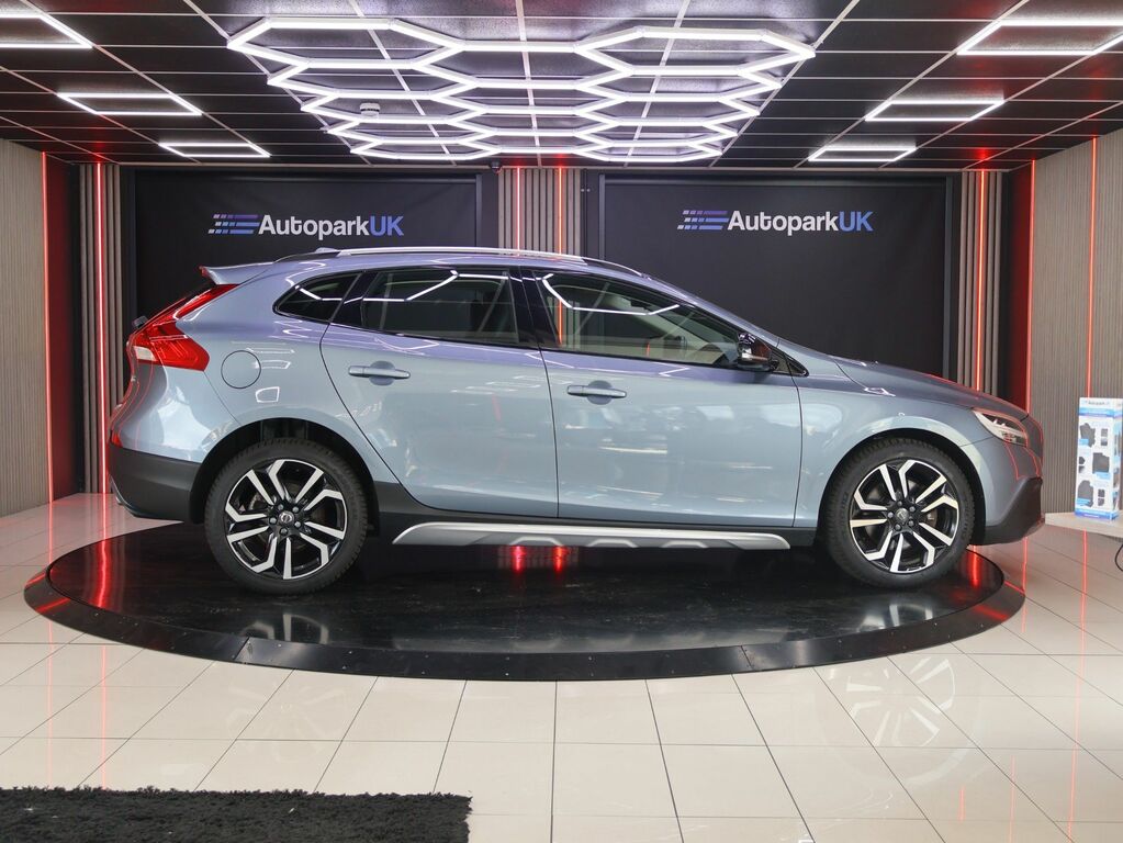 Volvo V40 Cross Country 2018 1.5 T3 Gpf Pro Hatchback Euro YX68JBY Blue #3