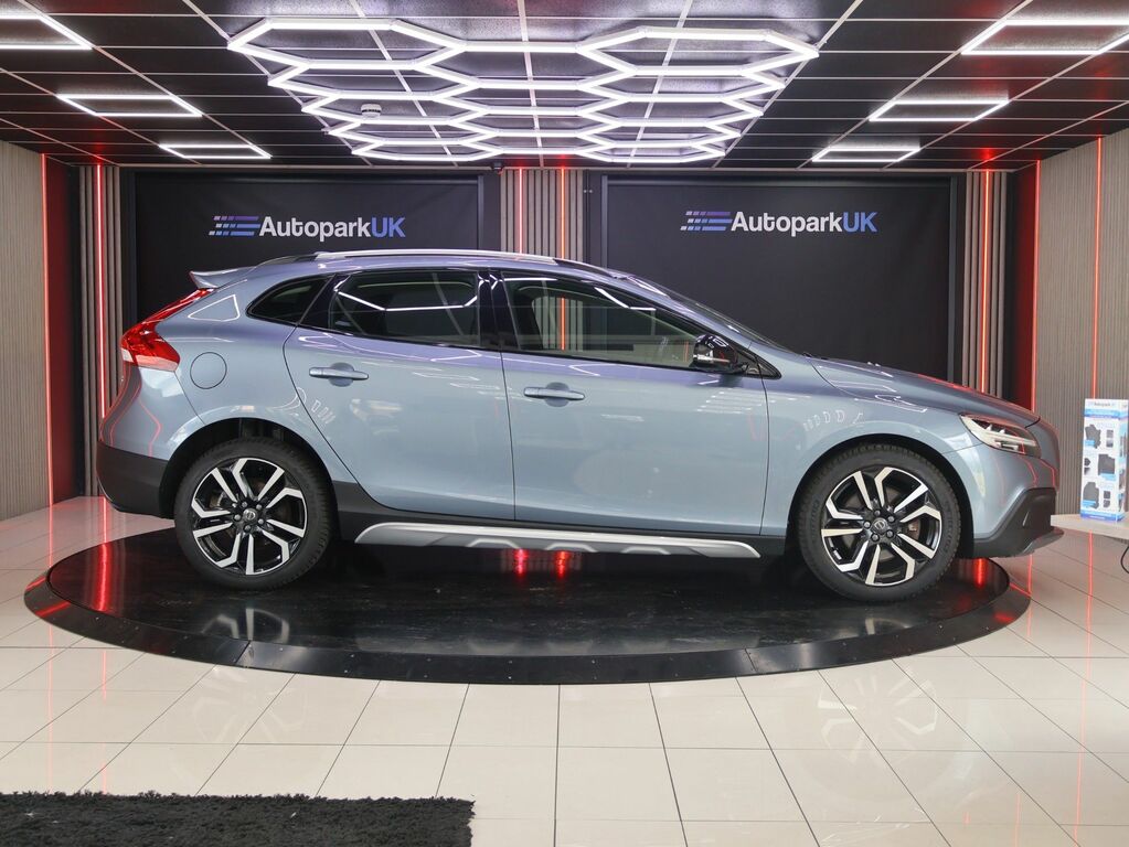 Volvo V40 Cross Country 2018 1.5 T3 Gpf Pro Hatchback Euro YX68JBY Blue #2