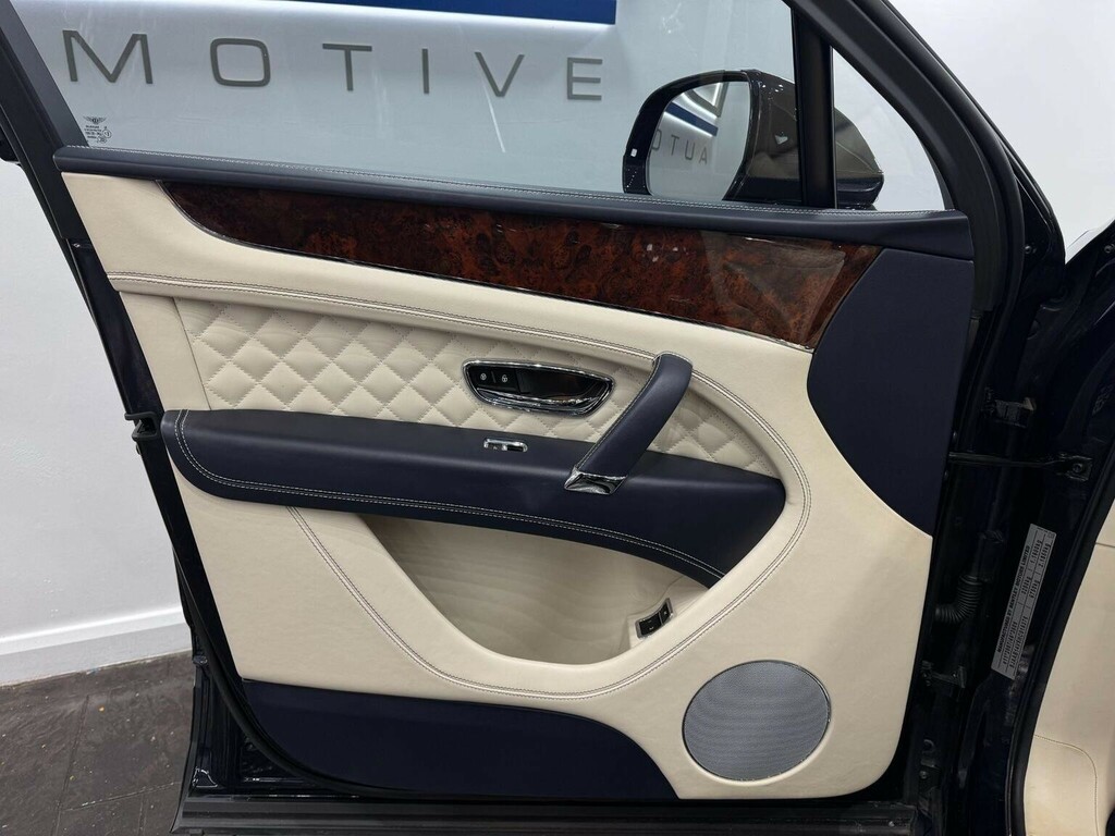 Bentley Bentayga Petrol #29