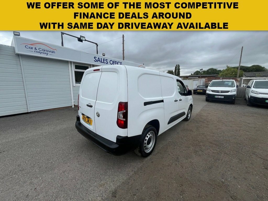 Vauxhall Combo 1.5L Dynamic White