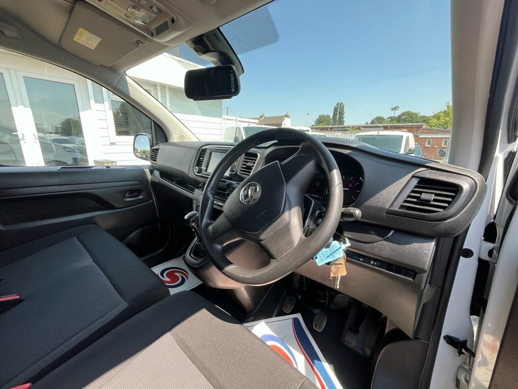 Vauxhall Vivaro 1.5L Prime 6Dr DS23KLO White #4