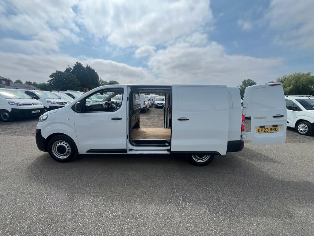 Vauxhall Vivaro 1.5L Prime 6Dr DP23VRU White #4