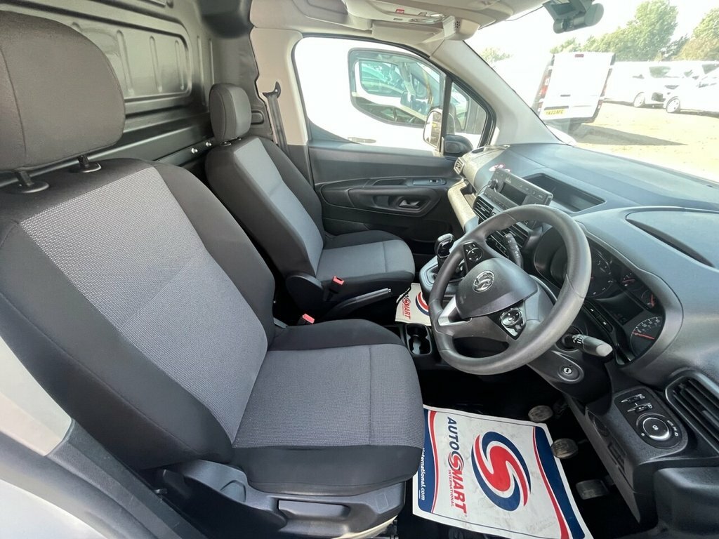 Vauxhall Combo 1.6L Sportive White #5