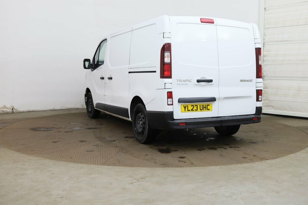 Renault Trafic 2L Advance White #5