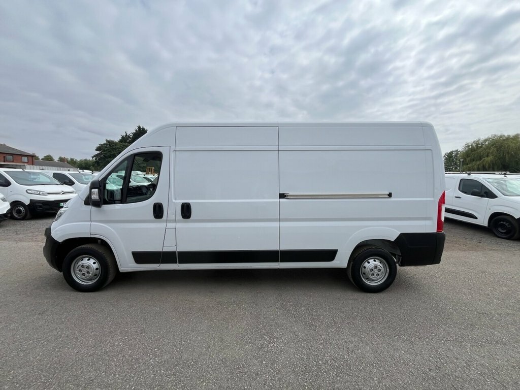 Vauxhall Movano 2.2L Prime White #3