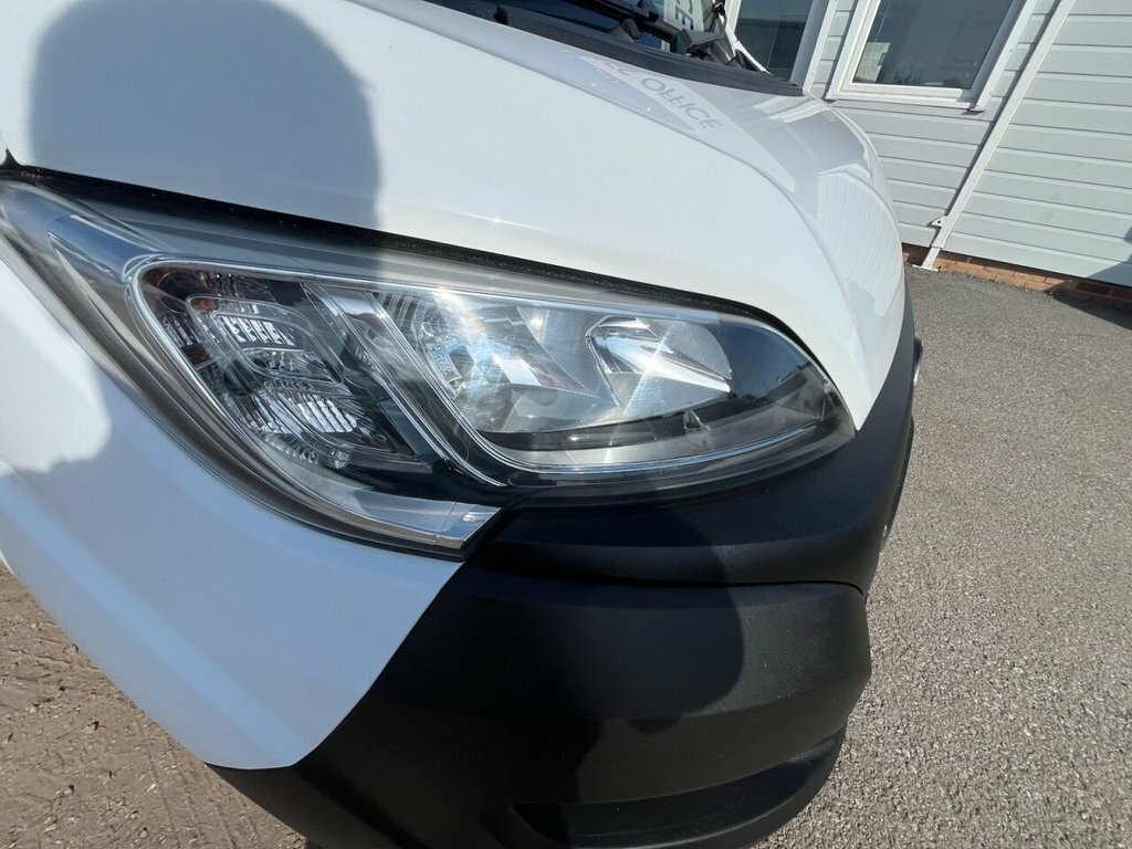 Vauxhall Movano 2.2L Dynamic White #4