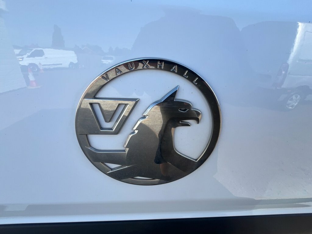 Vauxhall Movano 2.2L Dynamic White #5
