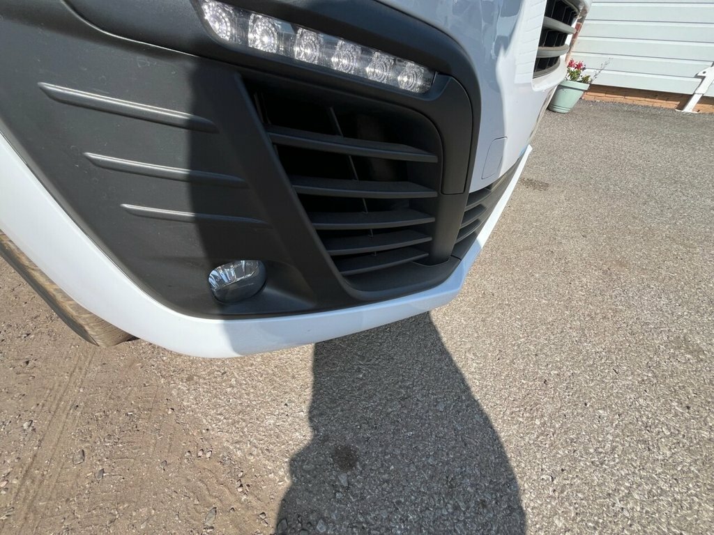 Vauxhall Vivaro 2L Pro 6Dr White #4