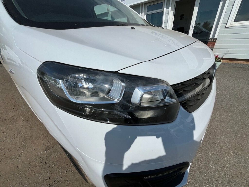 Vauxhall Vivaro 2L Pro 6Dr White #5