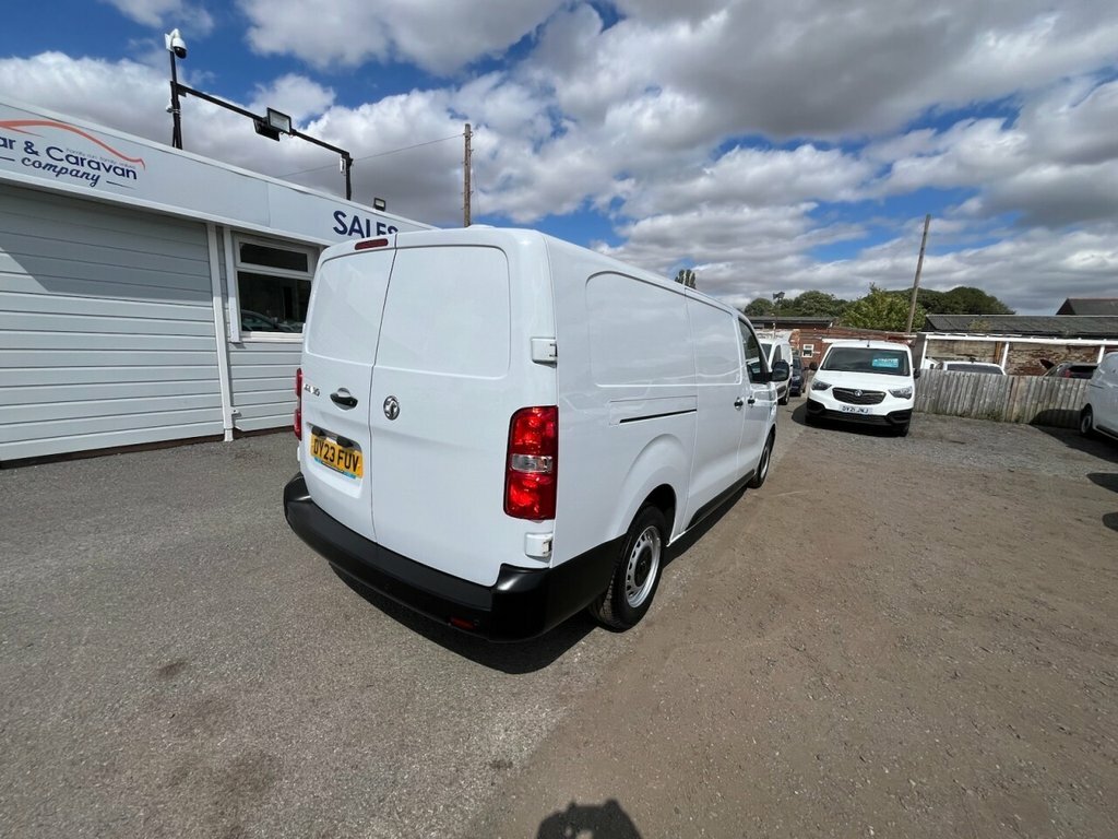 Vauxhall Vivaro 1.5L Plus Dark 6Dr White