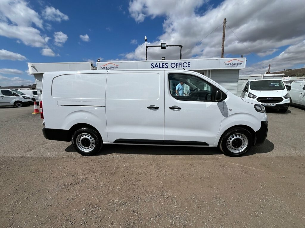 Vauxhall Vivaro 1.5L Plus Dark 6Dr White #4
