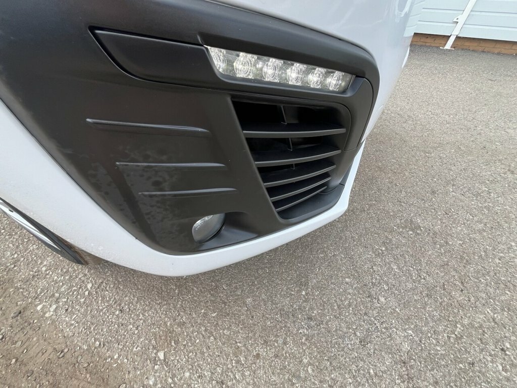 Vauxhall Vivaro 1.5L Pro 6Dr White #5