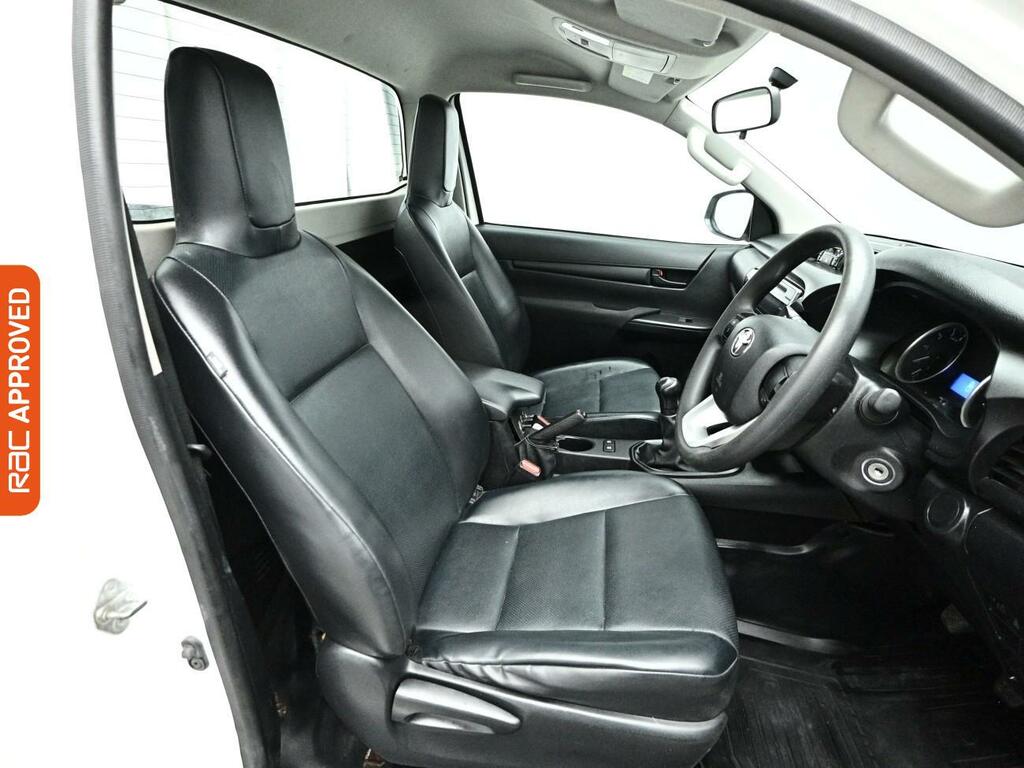 Toyota HILUX 2.4 D-4d Active Narrow Body Pickup Manu SL70EYG White #2