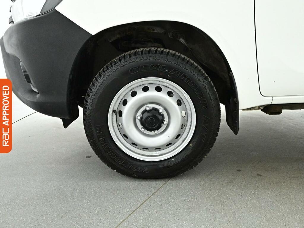 Toyota HILUX 2.4 D-4d Active Narrow Body Pickup Manu SL70EYG White #3