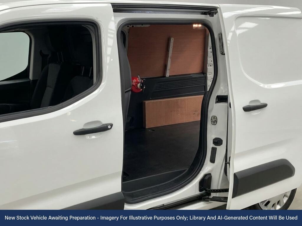 Vauxhall Combo 1.5 Turbo D 2300 Sportive Panel Van Man White #4