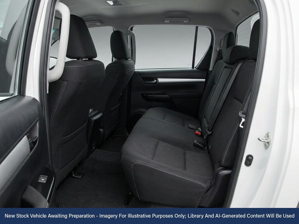 Toyota HILUX 2.8 D-4d Invincible Pickup Double Cab M White #4