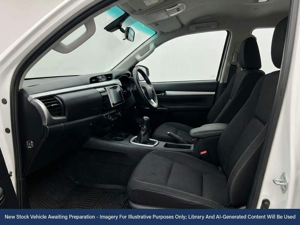 Toyota HILUX 2.8 D-4d Invincible Pickup Double Cab M White #3