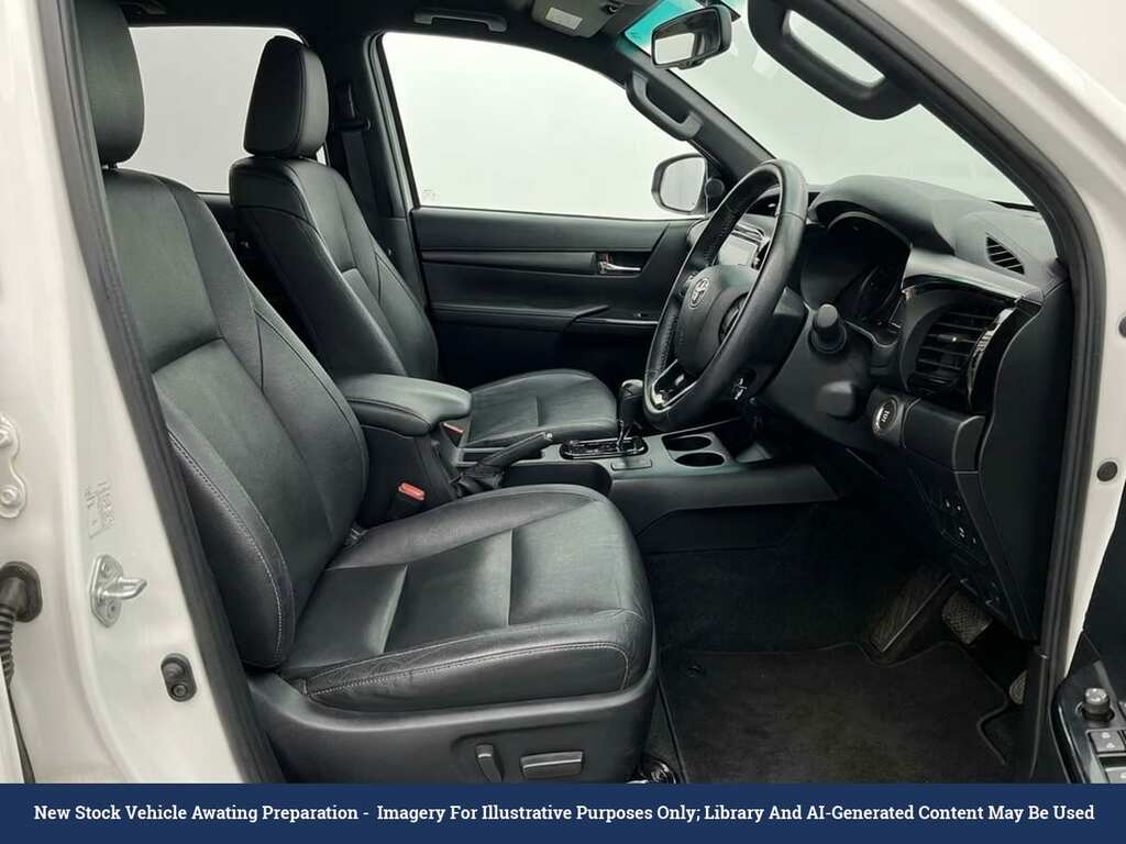 Toyota HILUX 2.8 D-4d Invincible X Pickup Double Cab White #3