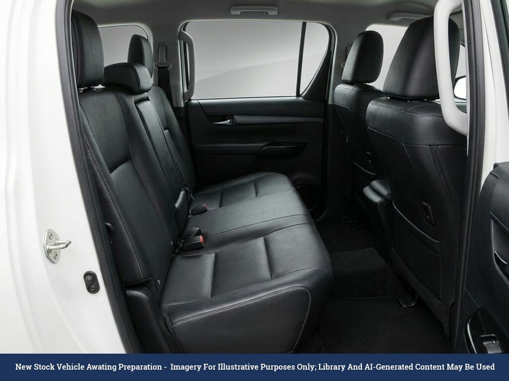 Toyota HILUX 2.8 D-4d Invincible X Pickup Double Cab White #4