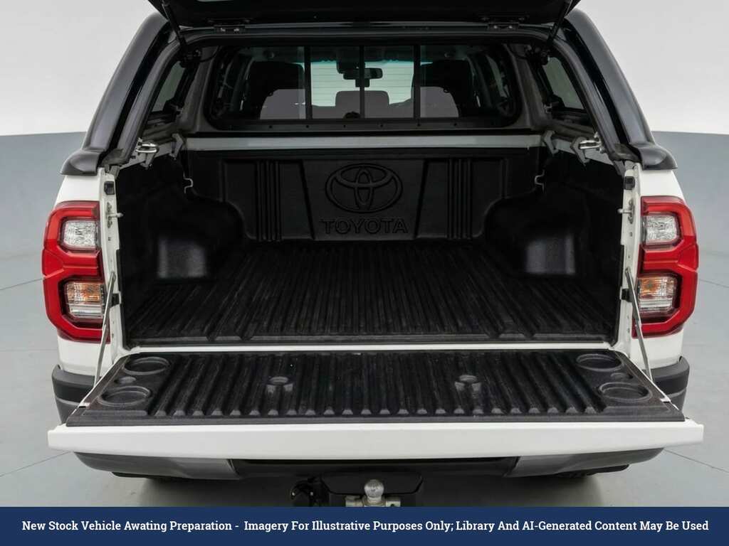 Toyota HILUX 2.8 D-4d Invincible X Pickup Double Cab White #5
