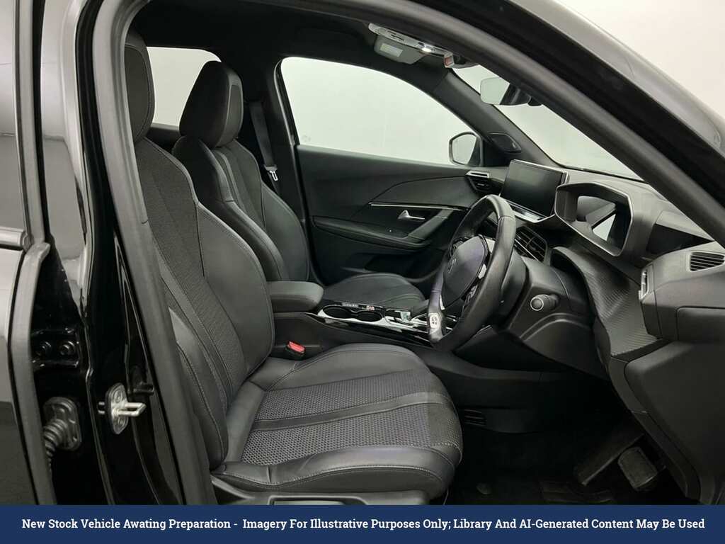 Peugeot e-2008 50Kwh Gt Suv 136 Ps Black #3