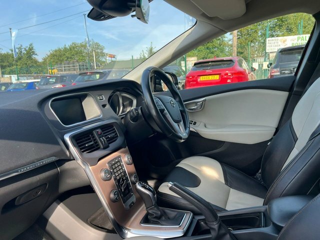 Volvo V40 Cross Country T3 Pro Hatchback Red #6