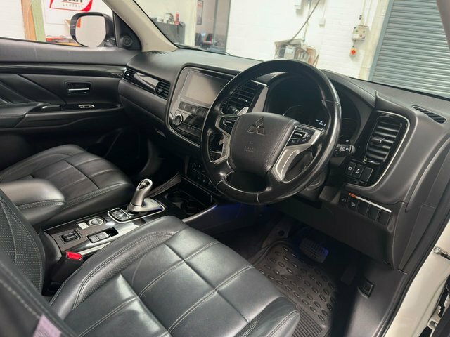 Mitsubishi Outlander 2.0H 12Kwh 4Hs Cvt 4Wd Euro 6 Ss Black #18