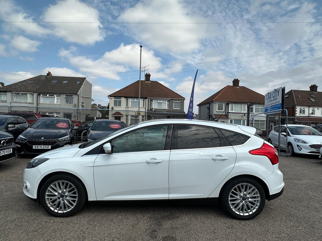 Ford Focus Zetec 5-Door Black #8
