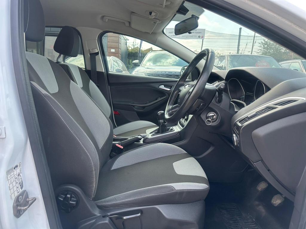 Ford Focus Zetec 5-Door Black #13