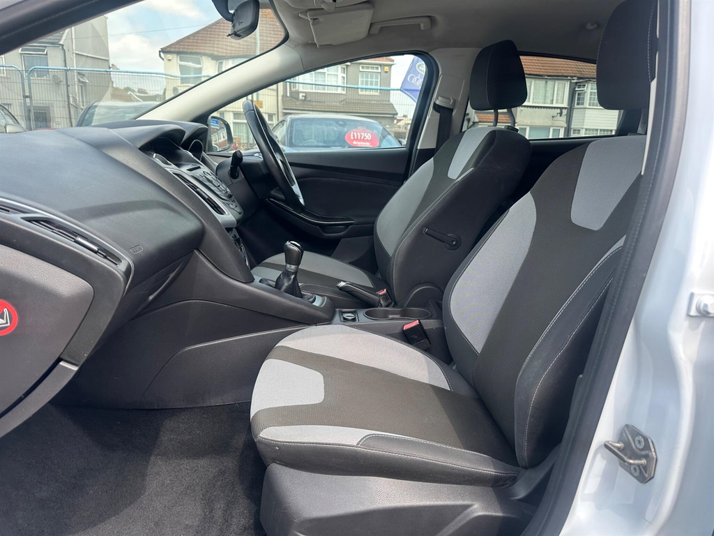 Ford Focus Zetec 5-Door Black #7