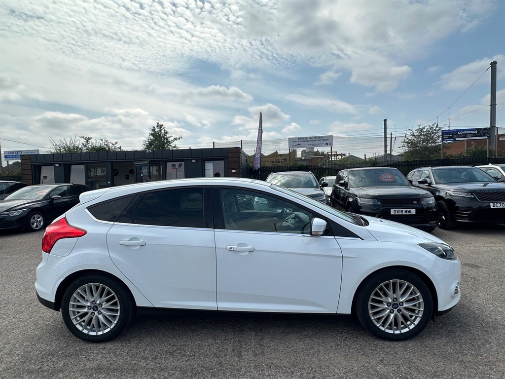 Ford Focus Zetec 5-Door Black #6
