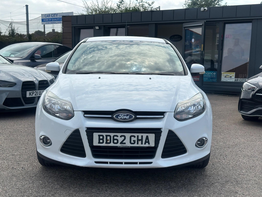 Ford Focus Zetec 5-Door Black #2