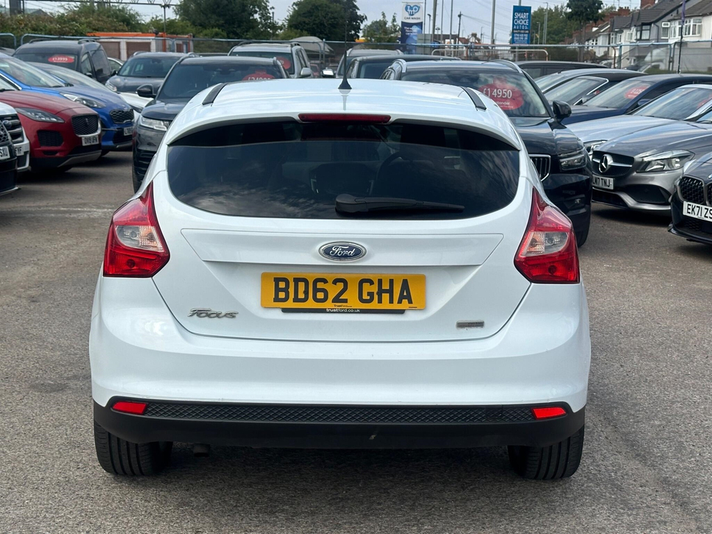 Ford Focus Zetec 5-Door Black #4