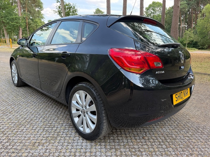Vauxhall Astra Exclusiv Black #4