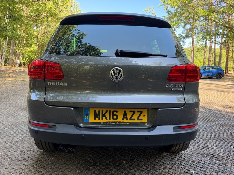 Volkswagen Tiguan Hatchback Black #12