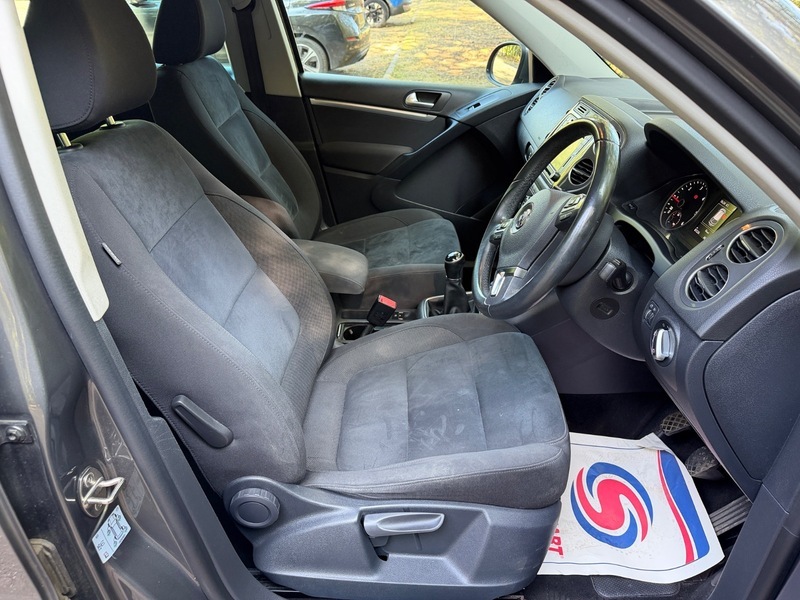 Volkswagen Tiguan Hatchback Black #16